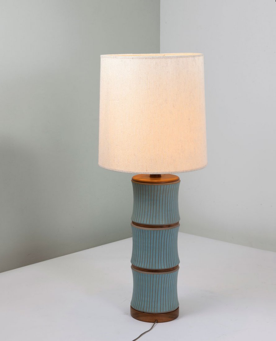 Jane Martz. 'Le Viton' table light: Jane Martz. 'Le Viton' table light, designed in the 1950s. H. 99 cm; D. 39.5 cm. Made by Jane Martz, USA. Ceramic, glazed light blue, nutwood, fabric shade. Marked: Le Viton, lamp shade - new brunswic
