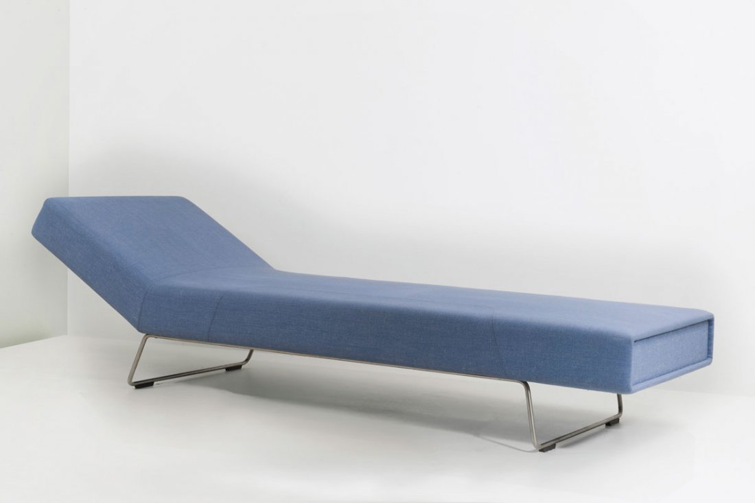 Edward Barber; Jay Osgerby. 'Loop' day bed: Edward Barber; Jay Osgerby. 'Loop' day bed, designed in 1999. H. 59 x 69 x 212 cm. Made by Cappellini, Milan. Wooden construction, polyurethane foam, light blue fabric, tubular steel, chrome-plated, m