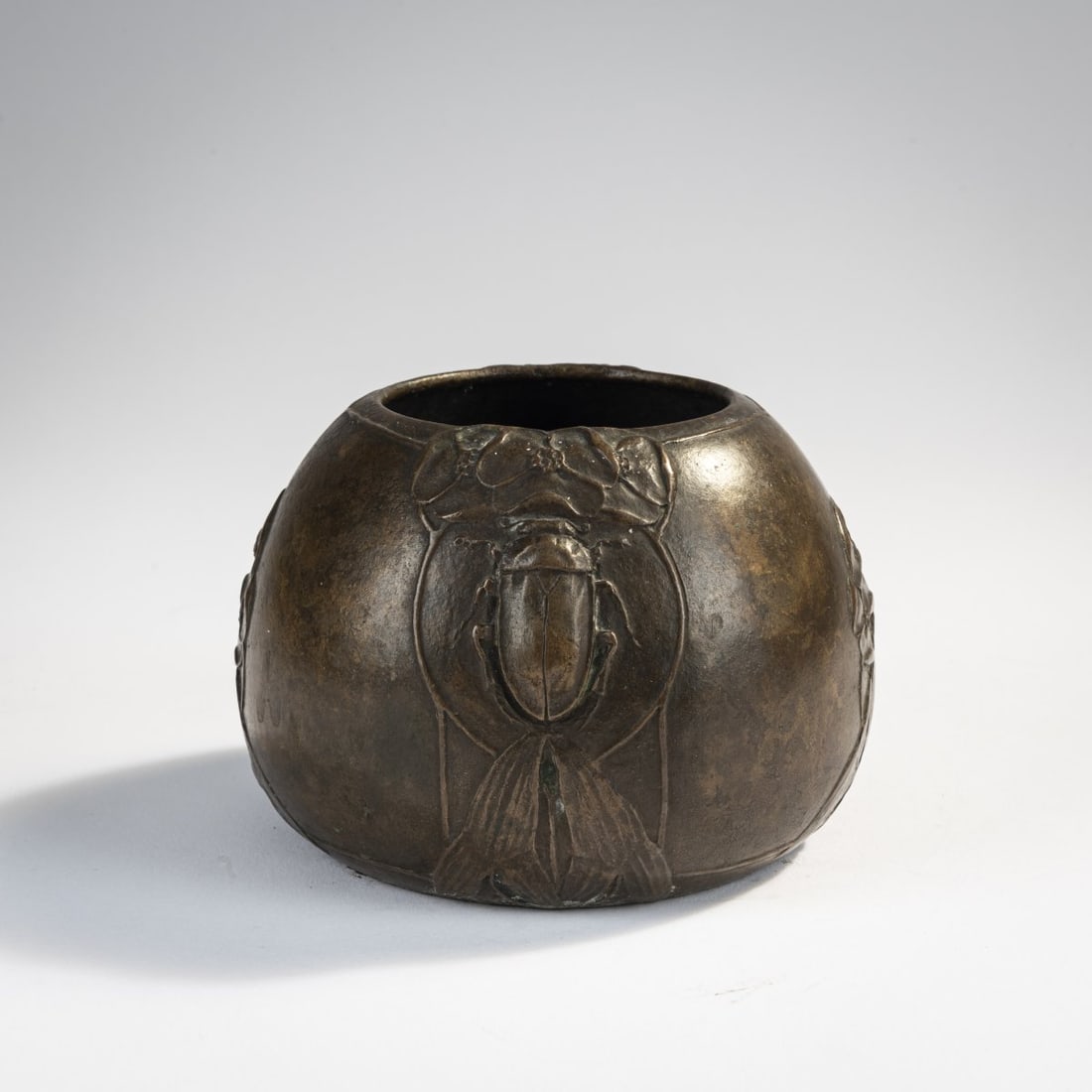 Hugo Elmqvist, Stockholm, Bowl with stag beetles, c. 1902 (1 of 3)