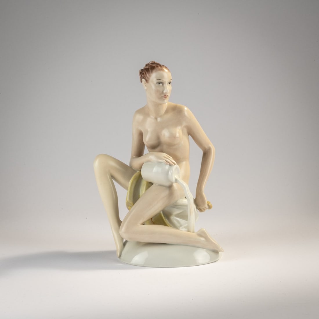 Gerhard Schliepstein, Water scoop, c. 1932: H. 23 cm. Executed by Rosenthal, Plößberg branch, after 1953. Porcelain, white, glazed, polychrome overglaze. Marked: Manufactory mark (green, under glaze), G. SCHLIEPSTEIN 828 (embossed),