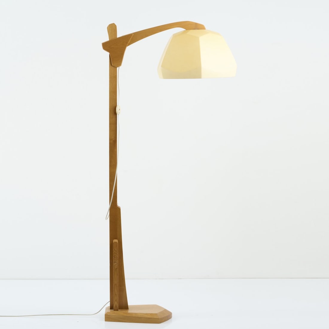 Rudolf Steiner (surroundings), Anthroposophical floor lamp, 1950-70s: H. 165 x 48 x 75 cm. Shade made by Rudolf Dörfler, Dornach. Oak wood, beige plastic. Literature: Cf. Fäth, Dornach Design, Dornach 2011, p. 67, fig. 134 (shade).