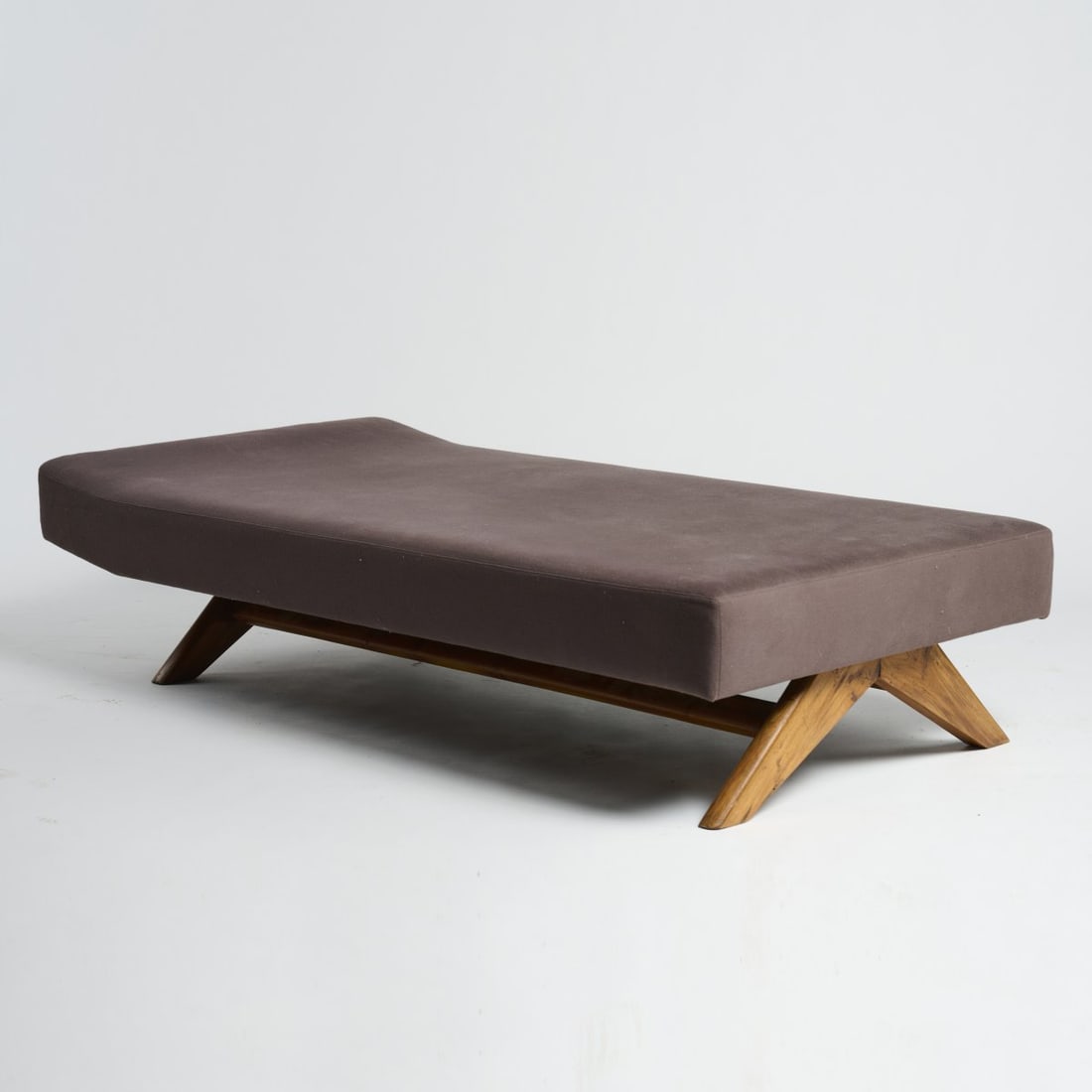 Pierre Jeanneret; Le Corbusier, Daybed 'Chandigarh' - 'PJ-L-12 A', 1957/58: H. 44 x 186 x 96 cm. Made in Chandigarh, India. Teak wood, gray-brown textile cover. Literature: Touchaleaume/Moreau, Le Corbusier Pierre Jeanneret, L'Aventure Indienne, Montreuil 2010, p. 591.