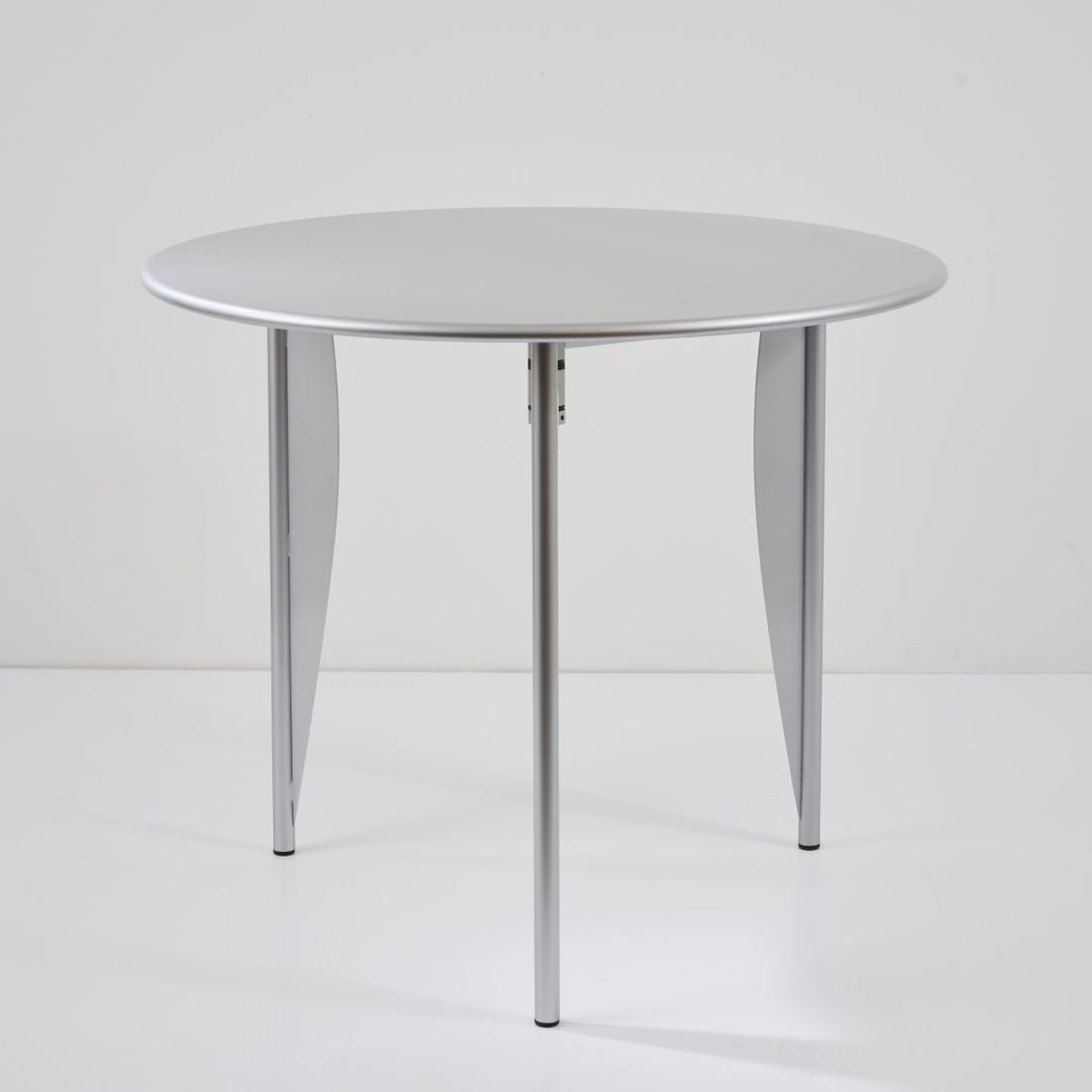 Philippe Starck, 'Titos Apostos' table, 1985: H. 71 cm, Ø 85 cm. Made by Driade, Milan. Aluminum. Marked: manufacturer's sticker. Literature: Philippi, STARCK, Cologne 2000, p. 183.