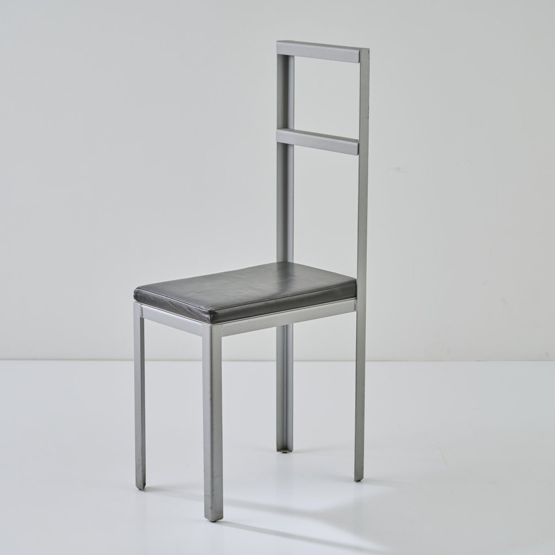 Robert Wilson, Chair 'Hamlet Machine', variant, c. 1987: H. 98 x 28.5 x 48 cm. Made by XO, Boissy-Saint-Léger. Sheet metal, anodized gray, black leather. Marked: R. WILSON XO.