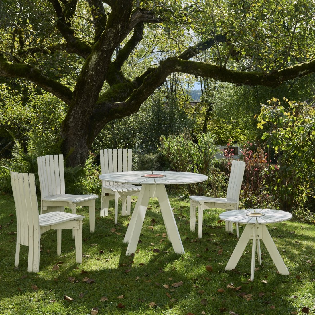 Aino Aalto, Four garden chairs '310' and two tables '330' - 'Sunflower', 1938/39: Chairs: H. 81 x 40.5 x 48 cm; Tables: H. 50 - 70 cm, Ø 59 - 100 cm. Made by Jalo set Ky, Noormarkku. Wood, painted white, sheet metal, enameled red and yellow.