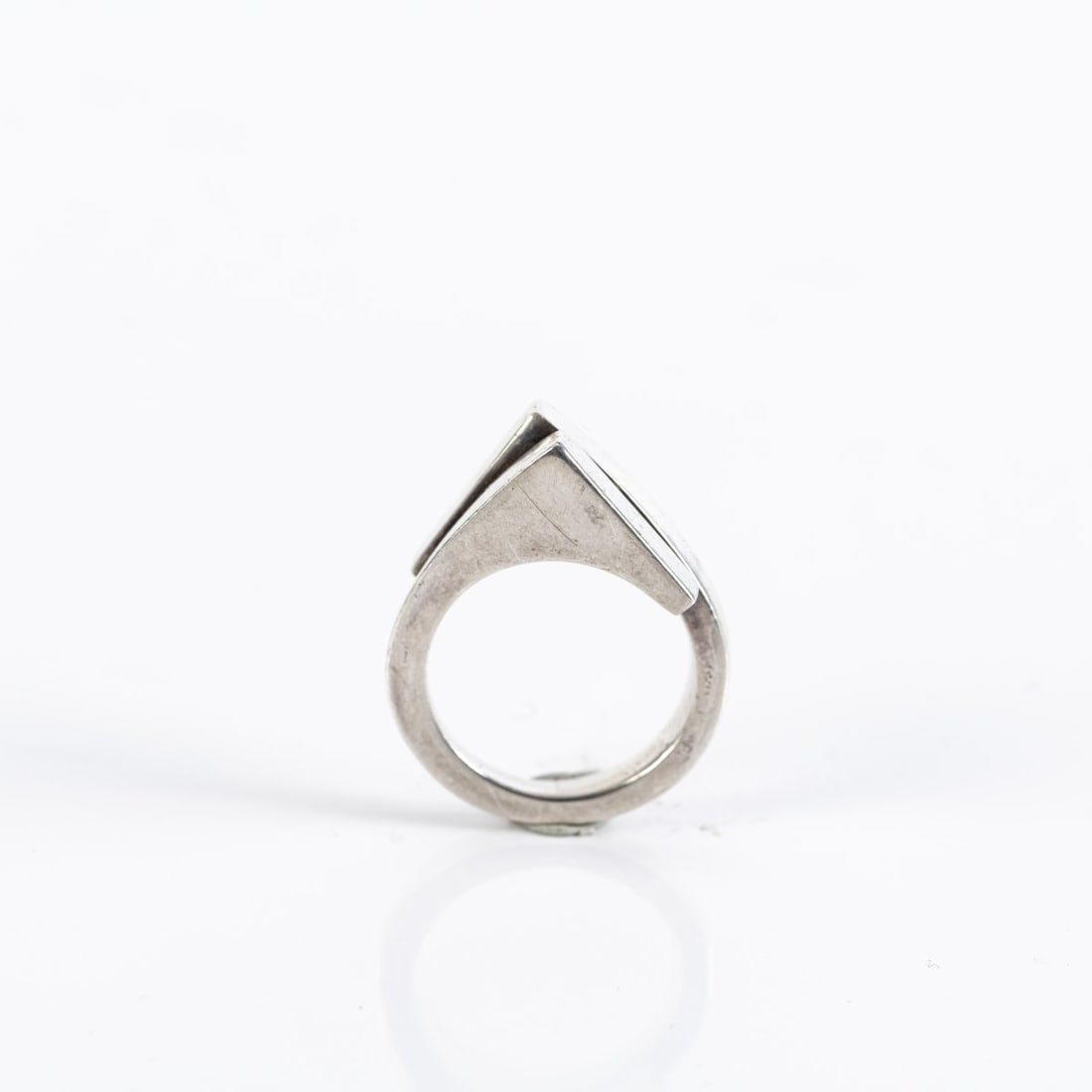 Bent Knudsen, Ring, 1970s: Sterling silver. 9.29 grams. Thru 54.5. Execution: Georg Jensen, Copenhagen. Marked: BENT, STERLING, DENMARK, workshop signet (embossed).