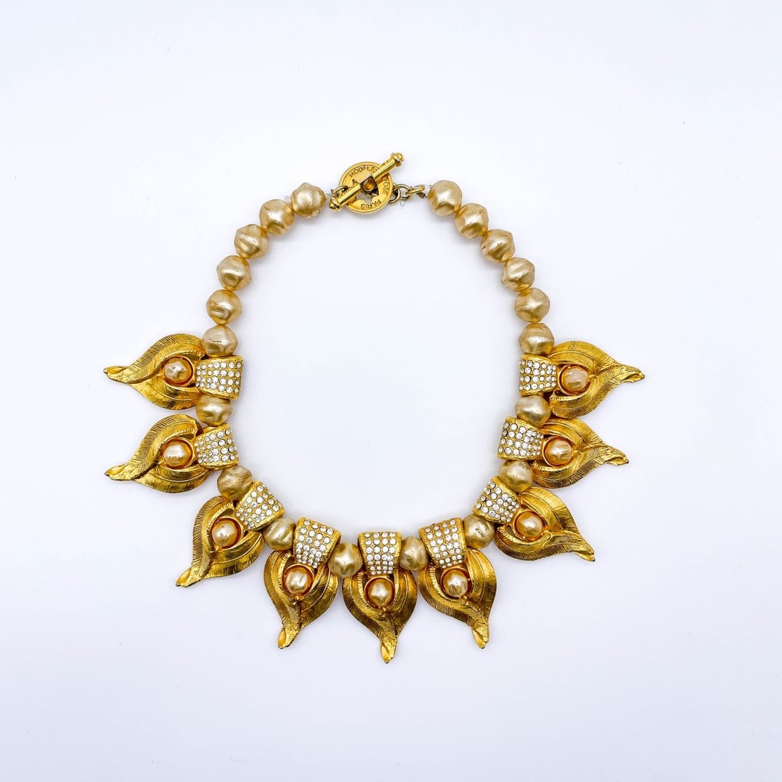 Claire Deve, Vintage Necklace: Gold-colored metal, rhinestones, large pearls. L. 46 cm (opened). Marked.