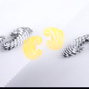 Givenchy, Pair of Vintage clip earrings: Gold-colored metal. H. each 2.9 x 2.3 cm. Marked.