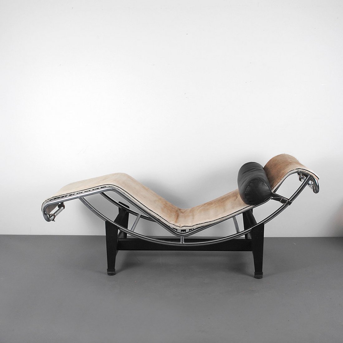 'LC-4' lounger, 1928: Le Corbusier; Pierre Jeanneret; Charlotte Perriand. LC-4' lounger, 1928. H. 72.5 x 163 x 54 cm. Made by Cassina, Milan. Steel base, painted black, chrome-plated tubular steel, light brown hide, cushio