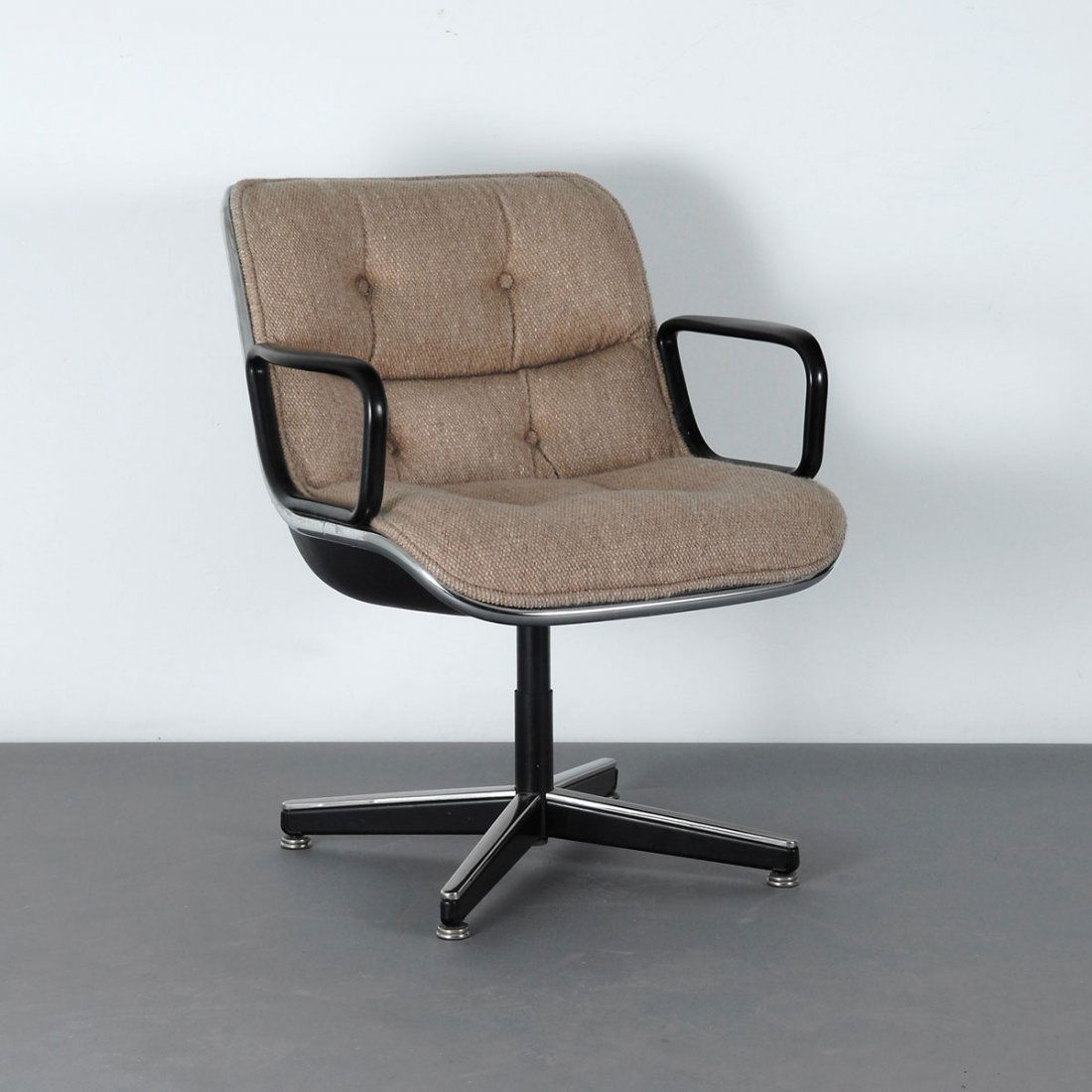 Pair of '12 E1' armchairs, 1965: Charles Pollock. Pair of '12 E1' armchairs, 1965. H. 80 x 65.5 x 68 cm. Made by Knoll International, New York. Tubular steel, sheet steel, painted black, chrome-plated, beige-brown fabric.