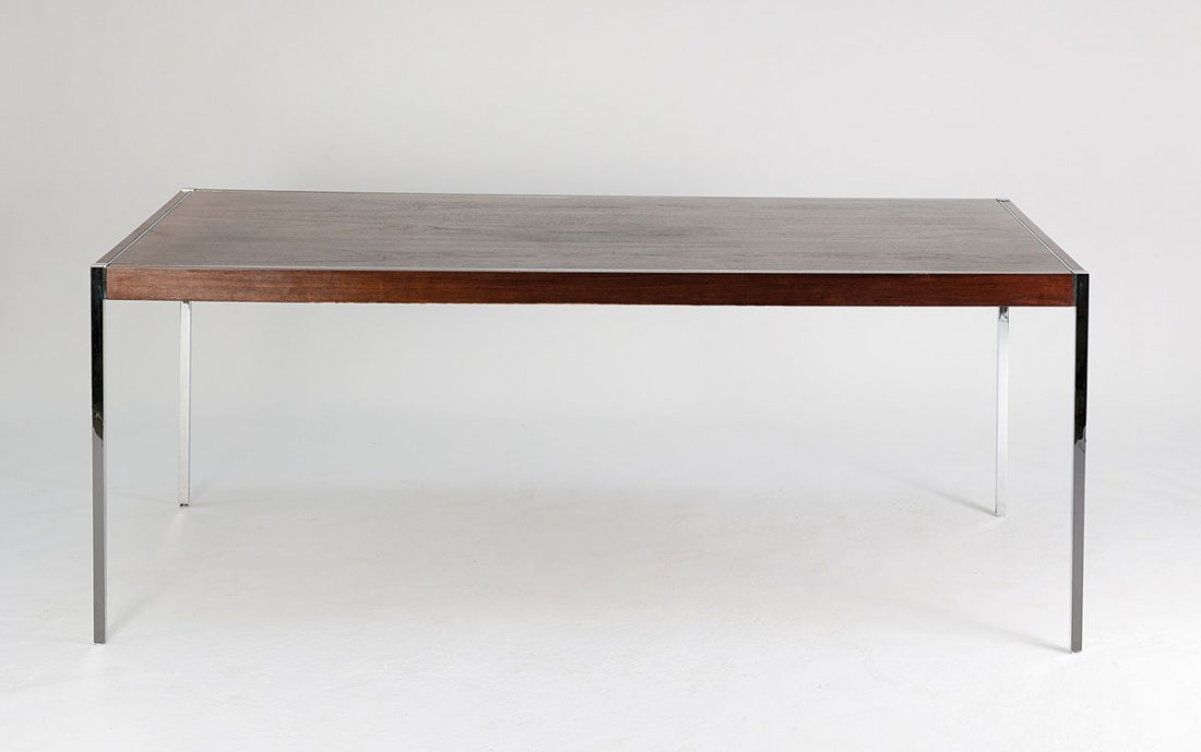 '4106' writing desk, 1965: Richard Schultz. '4106' writing desk, 1965. H. 73.5 x 193 x 91.5 cm. Made by Knoll International, New York. Chipboard with rosewood veneer, rectangular steel, chrome-plated. Marked: Maker's label.
