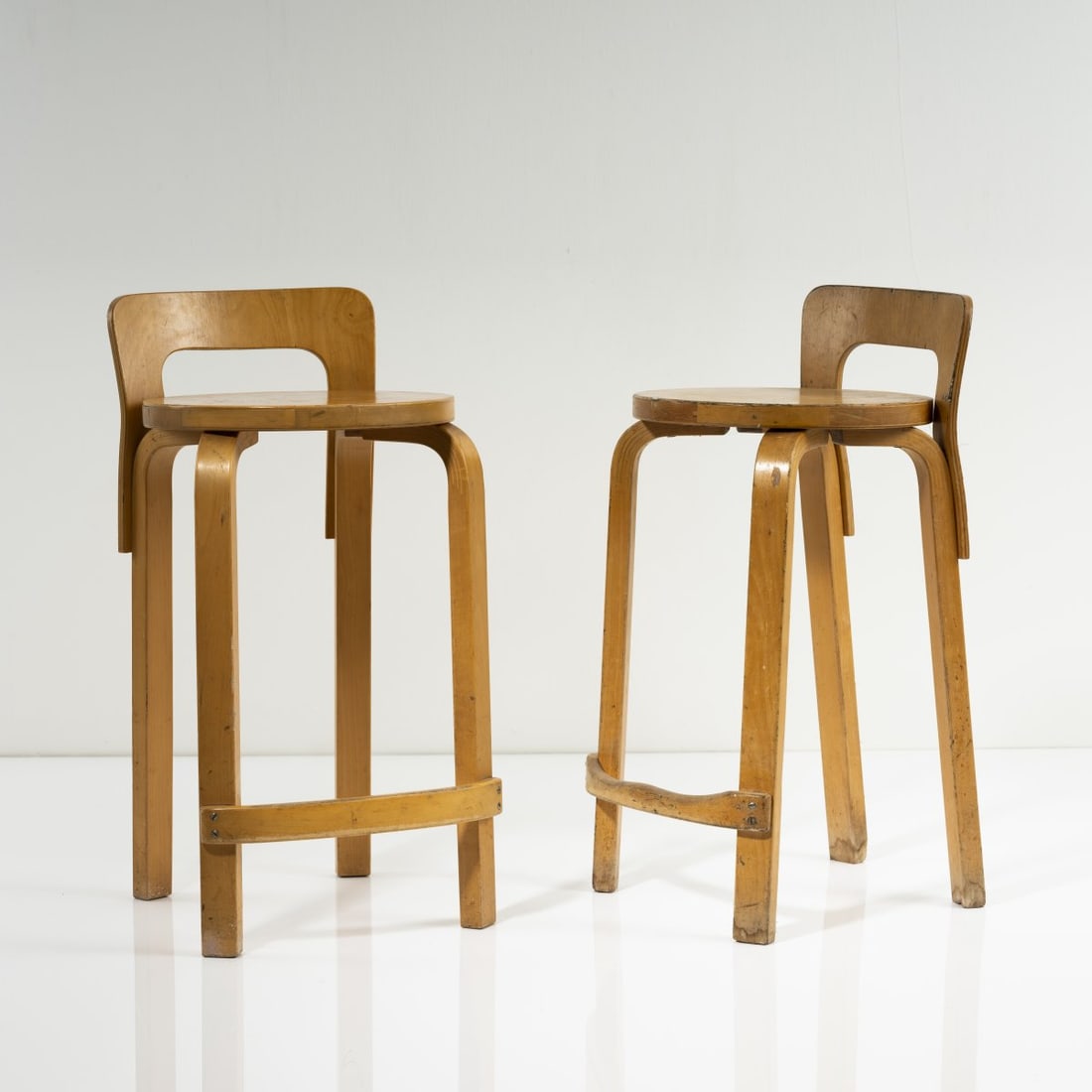 Alvar Aalto , Two '65' bar stools, 1934: H. 71 x 38 x 38.5 cm. Made by Artek, Helsinki. Laminated birch wood, plywood. Literature: Cf. Kellein, alvar & aino aalto. design, Ostfildern 2005, p. 94.
