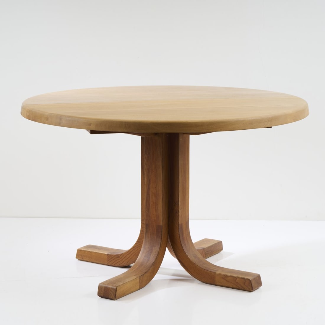 Pierre Chapo, Extendable table 'T14', 1960s: H. 72.5 x 119-219 x 119 cm, table top thickness 4.5 cm. Made by Chapo Gordes SA, Gordes. Elm wood.