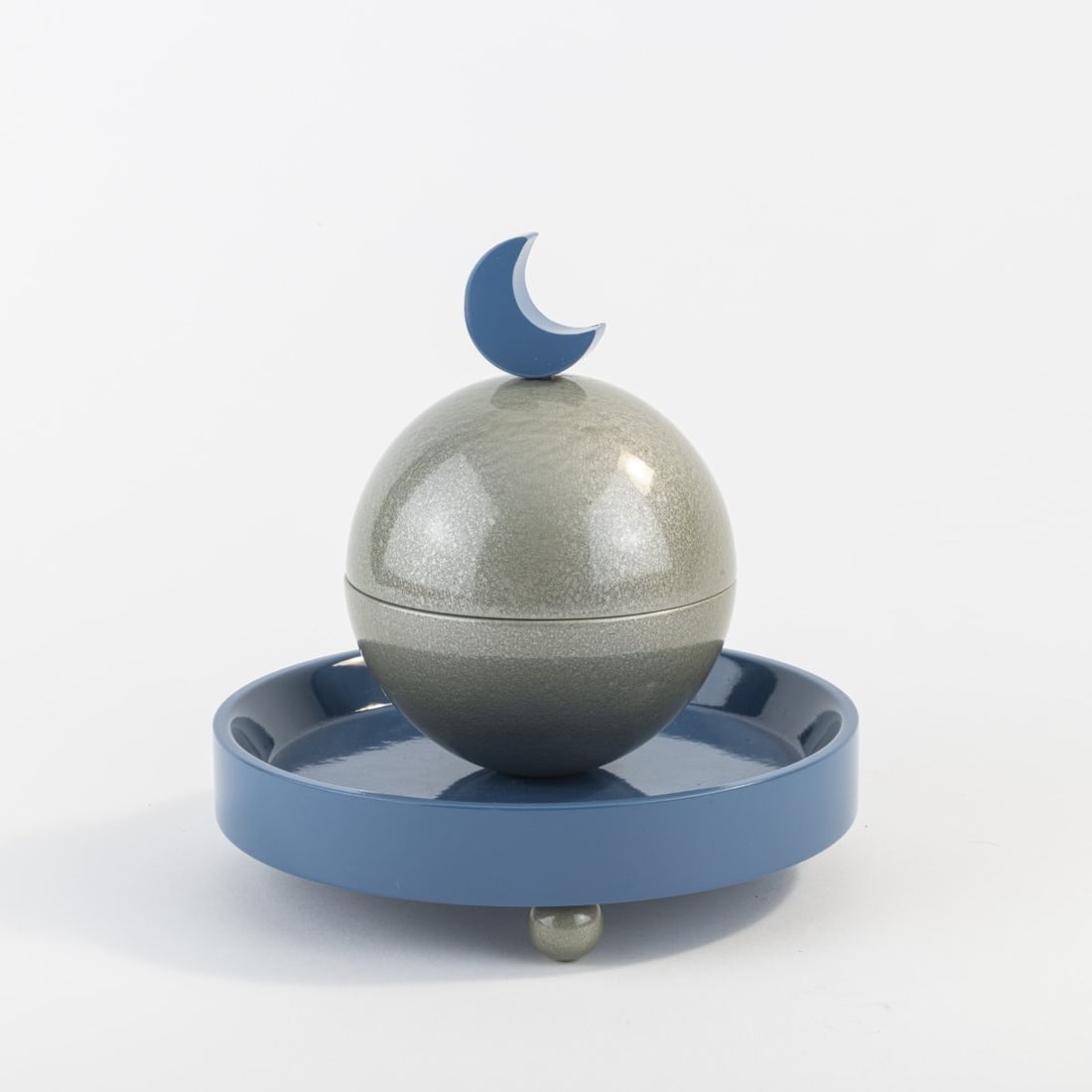 Alessi Twergi, Crusinallo, Powder-compact 'PC 0100', c. 1989: H. 18 cm. Wood, painted gray and blue. Marked: manufacturer's embossing.