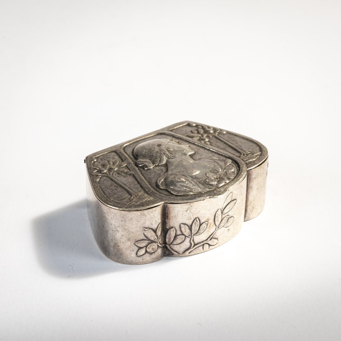 Martin Mayer, Mainz, Pill box, c. 1900: Silver, gold-plated inside. 34 grams in total. H. 18 x 57 x 41 mm. Marked: German hallmarks 800, workshop signet, 55 (embossed).