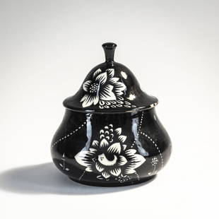 Dagobert Peche, Box and cover, c. 1912: H. 11 cm. Execution: Vereinigte Wiener und Gmundner Keramik. Earthenware, black and white glaze, stylized floral decor. Marked: Signets of the Wiener and Gmundner Ceramics, VI, 311 (embossed), /5 (bla