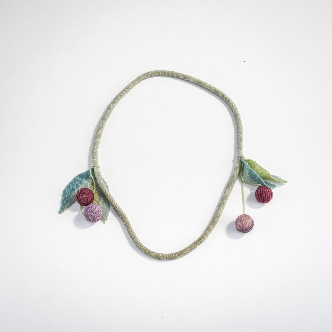 Wiener Werkstätte, Necklace with cherries, c. 1920: L. c. 65 cm. Polychrome glass beads.