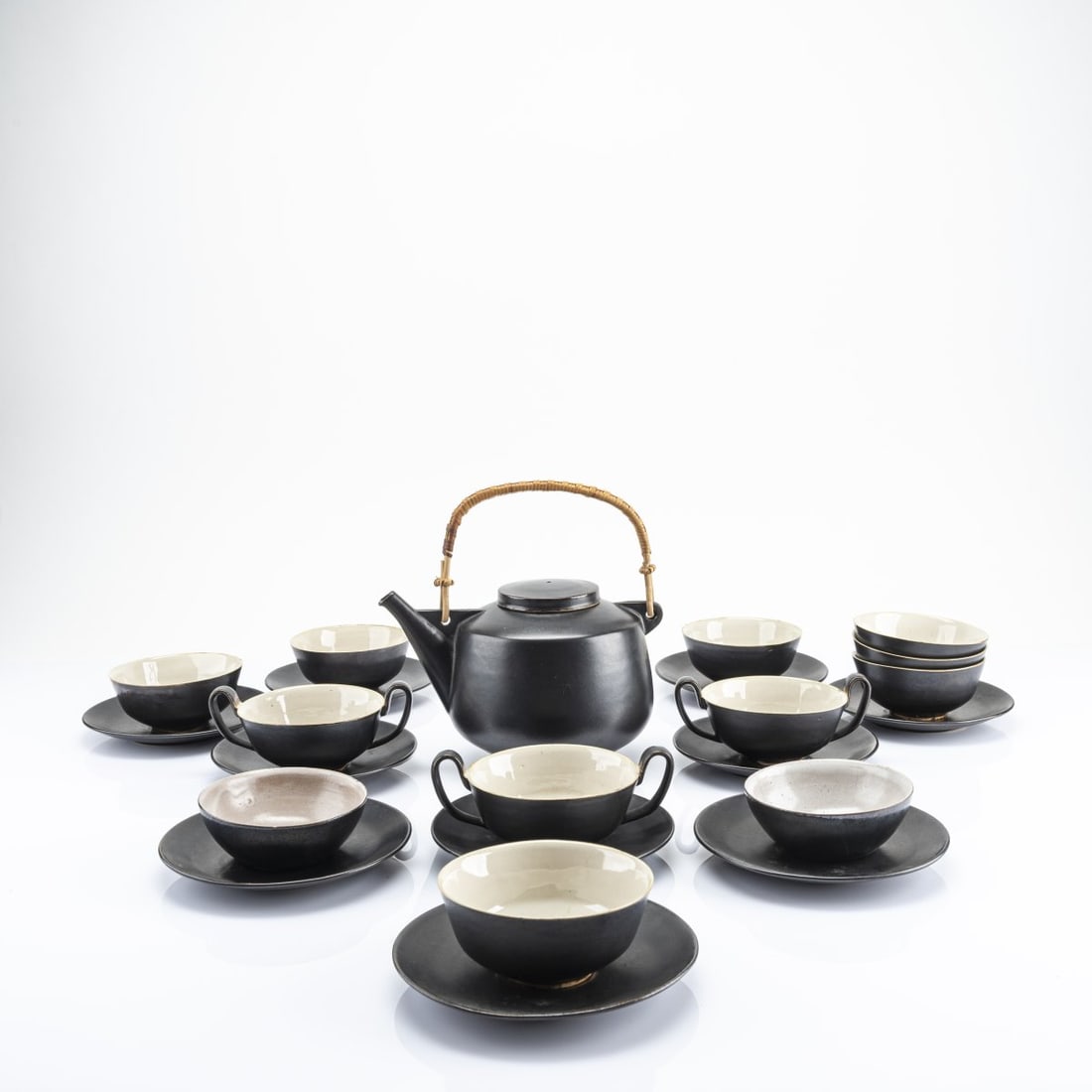 Gerhard Marcks, 13-piece tea service, 1947: Teapot, 2 sugar bowls, 7 tea bowls with saucers, 3 (soup) cups with saucers. H. 3.6-13 cm (without handle). Made by Liebfriede Bernstiel, State Art School Hamburg or Ahrensburg. Stoneware, glazed anth