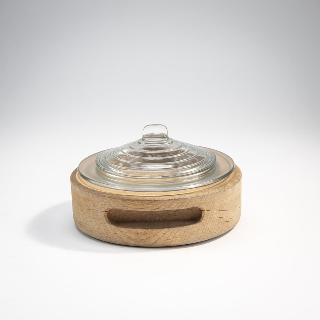 Aino Aalto, Rare butter dish from the 'Bölgeblick' series, 1932: H. 10 cm, Ø 17 cm. Made by Karhula, Kalvola. Beech wood, clear glass. Literature: Kellein, Alvar & Aino aalto. design, Bielefeld 2005, p. 208.