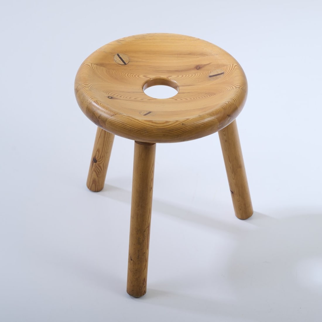 Bertel Gardberg, Stool, 1958: H. 43 cm, Ø 36 cm. Made by Noormarkkun Käsityöt for Artek, Helsinki. Pinewood. Marked: manufacturer's stamp.