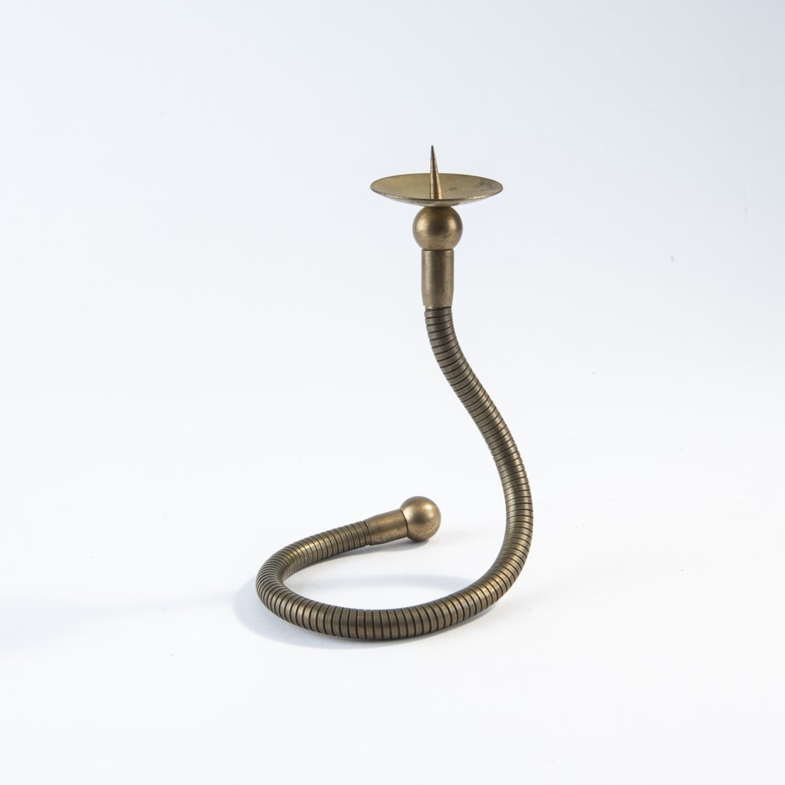 Stiletto; Frank Schreiner, Candlestick 'Kleiner Schlingel', 1990: H. ca. 18 cm. Made by Stiletto Studios, Berlin. Brass gooseneck, sheet brass.