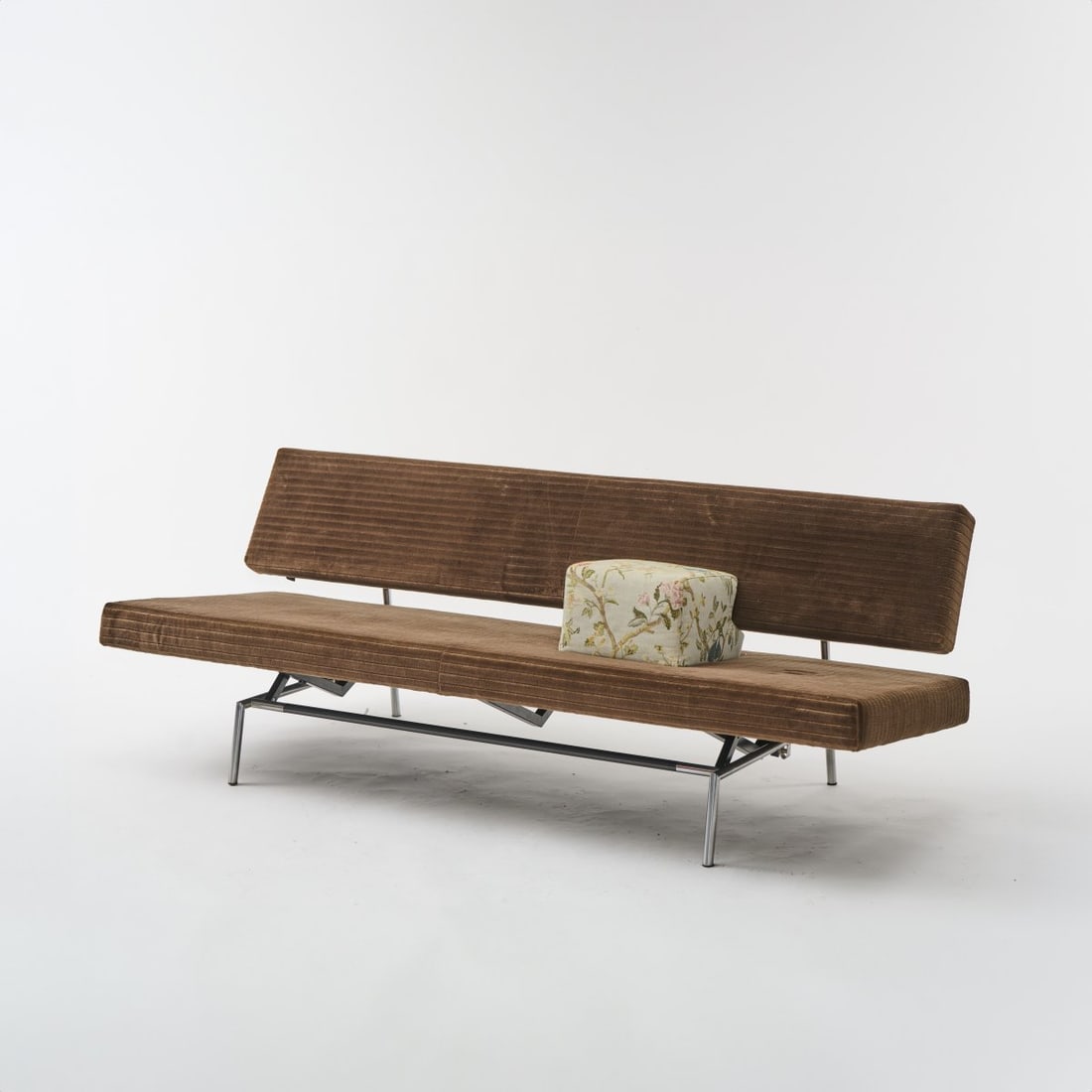 Martin Visser, Sofa bed BR 02.7 with armrest BA 02, 1960: H. 69.5 x 192 x 75 cm. Made by Spectrum, Bergeijk. Metal tube, partially painted black, brown textile cover, backrest with floral textile fabric. Marked: manufacturer's label. Literature: Clarijs, 't