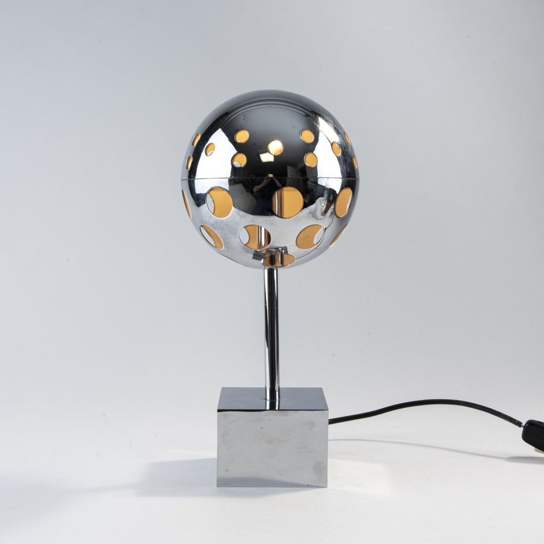 Sabine Charoy, Table light 'Planétaire' - '10367', c. 1965: H. 37 cm, Ø 16 cm. Made by Verre et Lumière, France. Metal tube, metal sheet, chrome-plated. Literature: Homo (Ed.), La Côte du design, No. 6, 2013/2014, Rouen 2012, p. 116.