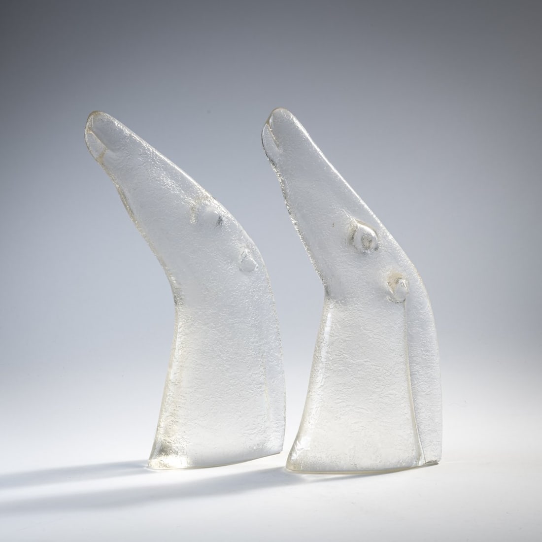 Antonio Da Ros, Two horse heads, c. 1965: H. 37.5 cm. Execution: Gino Cenedese. Clear glass, acid-etched surface, heavily structured.