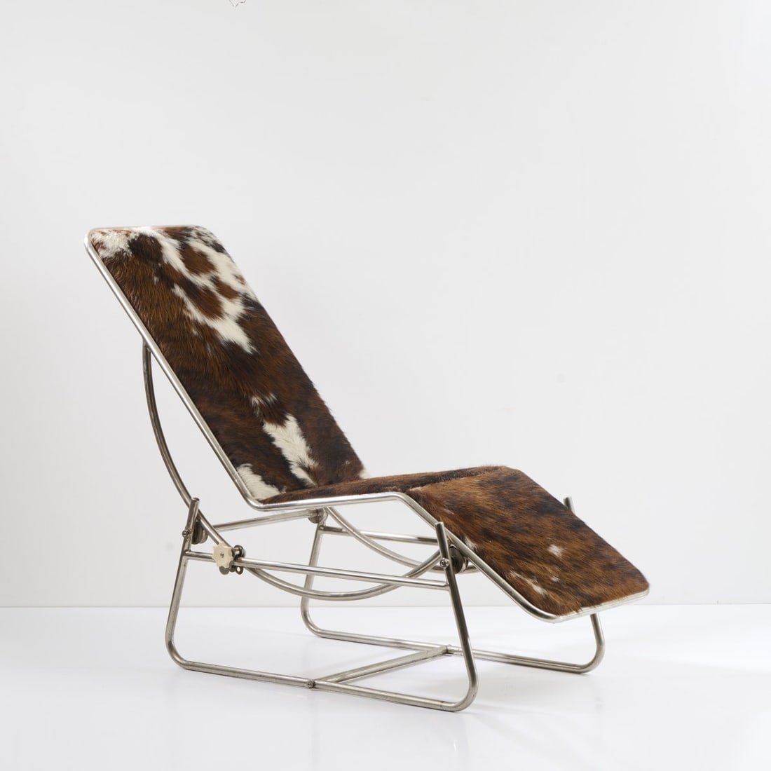 France, 'Flex' lounger, 1930s: H. 84 x 60 x 160 cm. Steel tube, nickel-plated, cowhide.