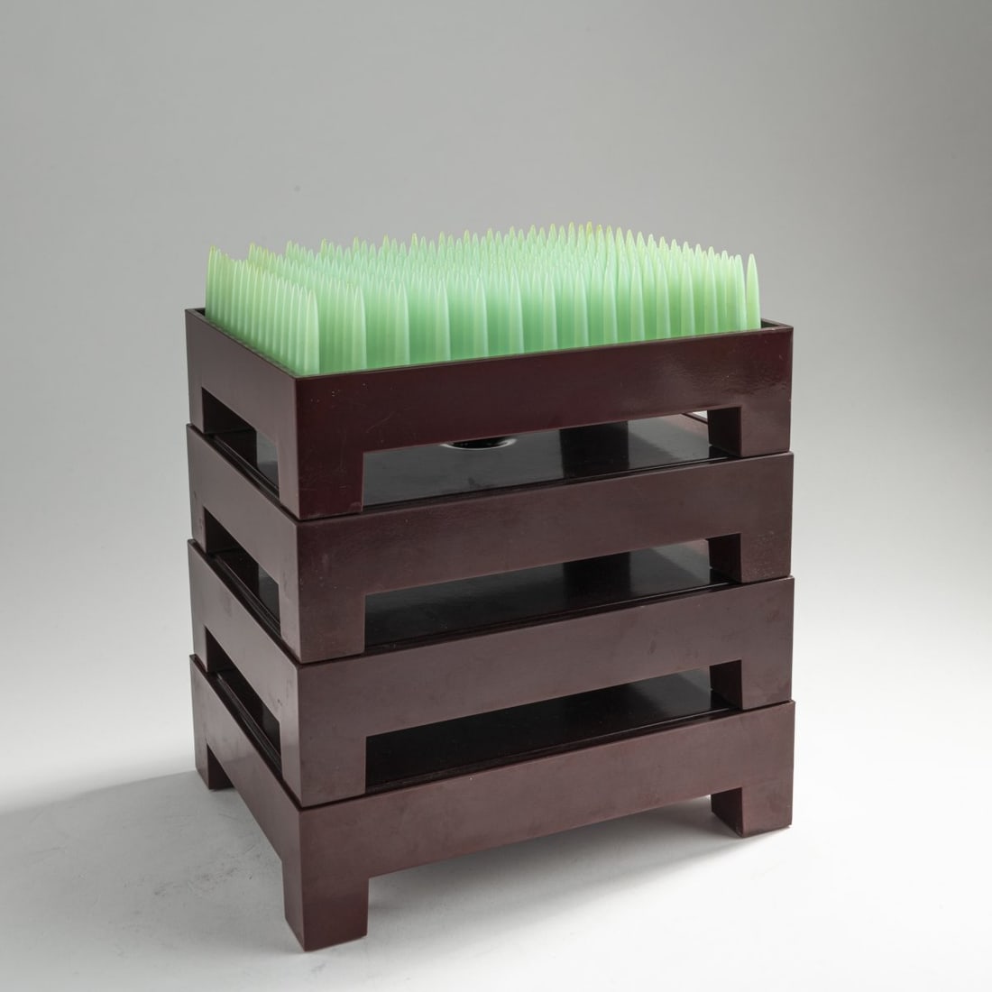 Philippe Starck, Desk tray, 1992: 4 pieces. H. 5.5-9 x 23 x 17.5 cm. OWO, Montfort-l'Amaury. Bakelite, burgundy red, green plastic. Marked: Manufacturer's stamp with facsimile signature.