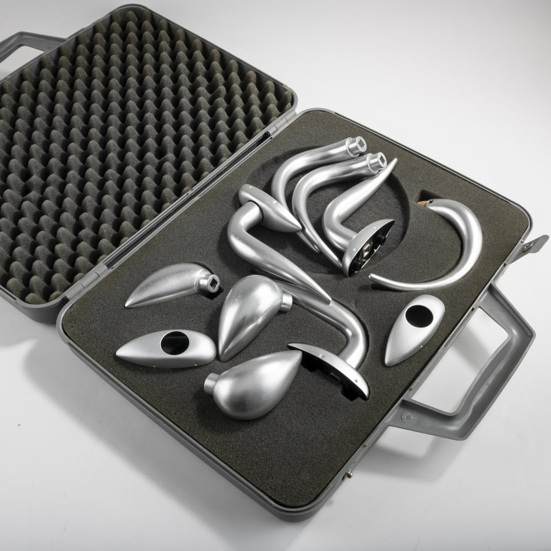 Philippe Starck, Door and window handle prototypes, c. 1989: L. 17 cm, L. 14,2 cm, L. 8,5 cm. 2 extra bezels: 9 x 3,5 cm.FSB, Brakel. Cast aluminum, sheet aluminium