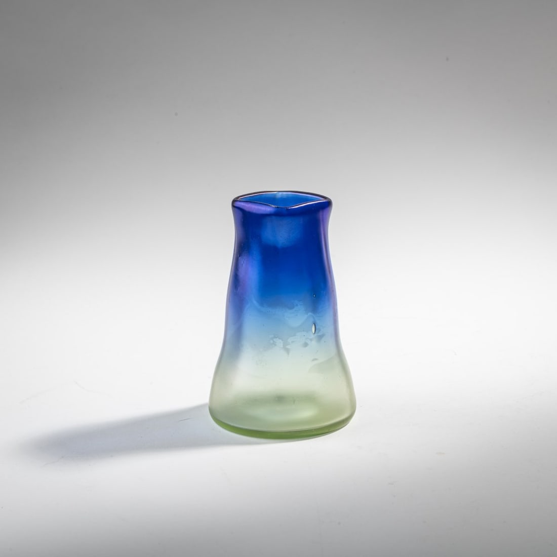 Loetz, Klastersky Mlyn, Small vase 'Luna optisch', 1900: H. 9.5 cm. Colorless glass, optically blown, slightly light green and dark blue gradient, pearlescent matt luster.