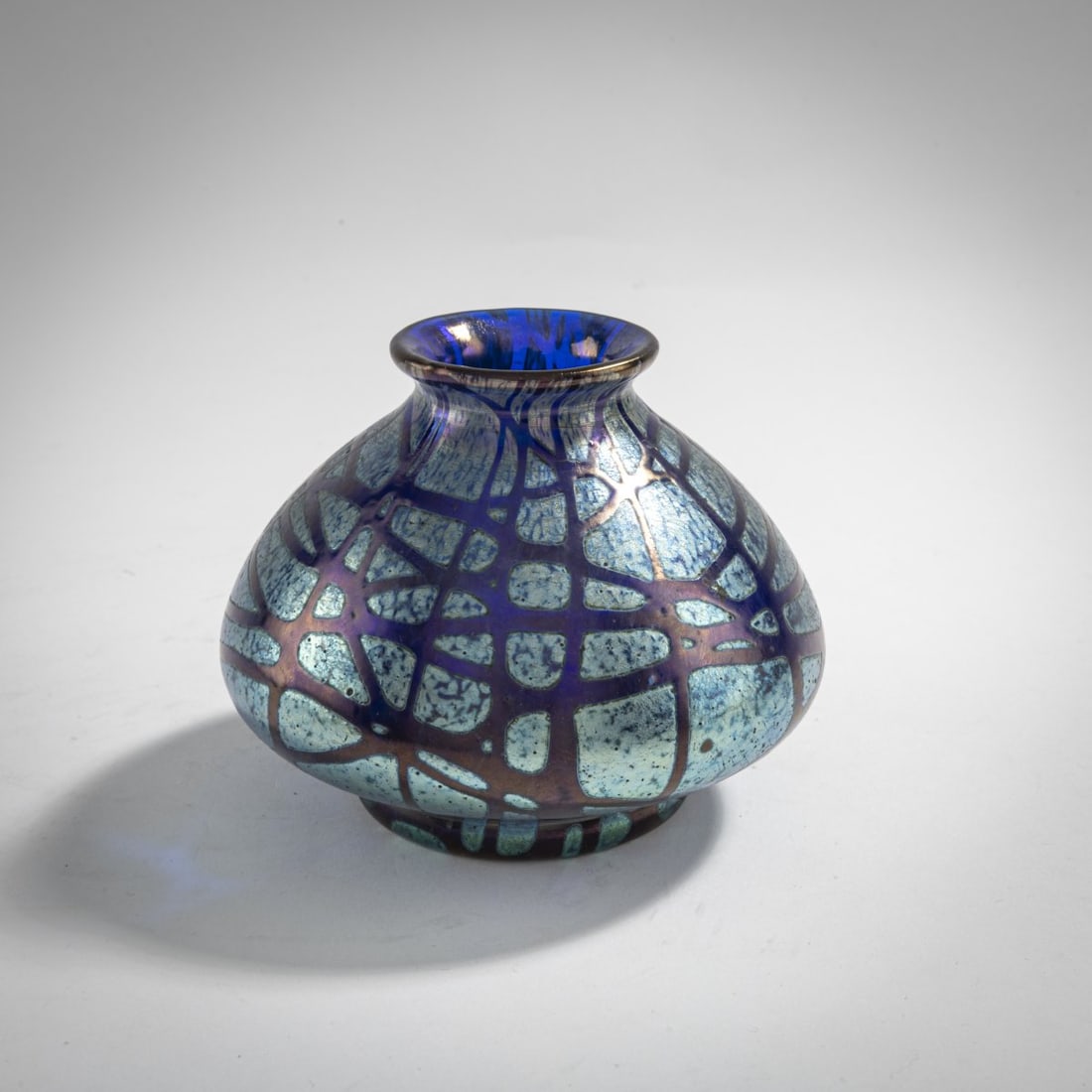 Loetz, Klastersky Mlyn, Small 'Pampas' vase, 1900: H. 8.3 cm. Cobalt blue glass, the ground with dense silver-yellow fusions, colorless pampas decoration made of net-like thread overlays, matt pearlescent luster.