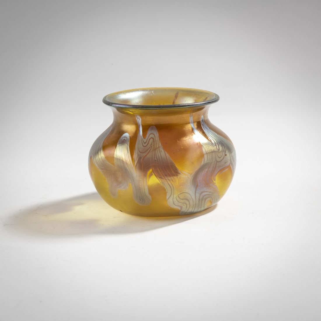 Loetz, Klastersky Mlyn, 'Phänomen' bowl, 1900: H. 8.4 cm. Cased glass, colorless and green, combed 'Phänomen' decoration made of silver-yellow threads, similar to Phänomen Gre. 29, strong petrol matt luster.