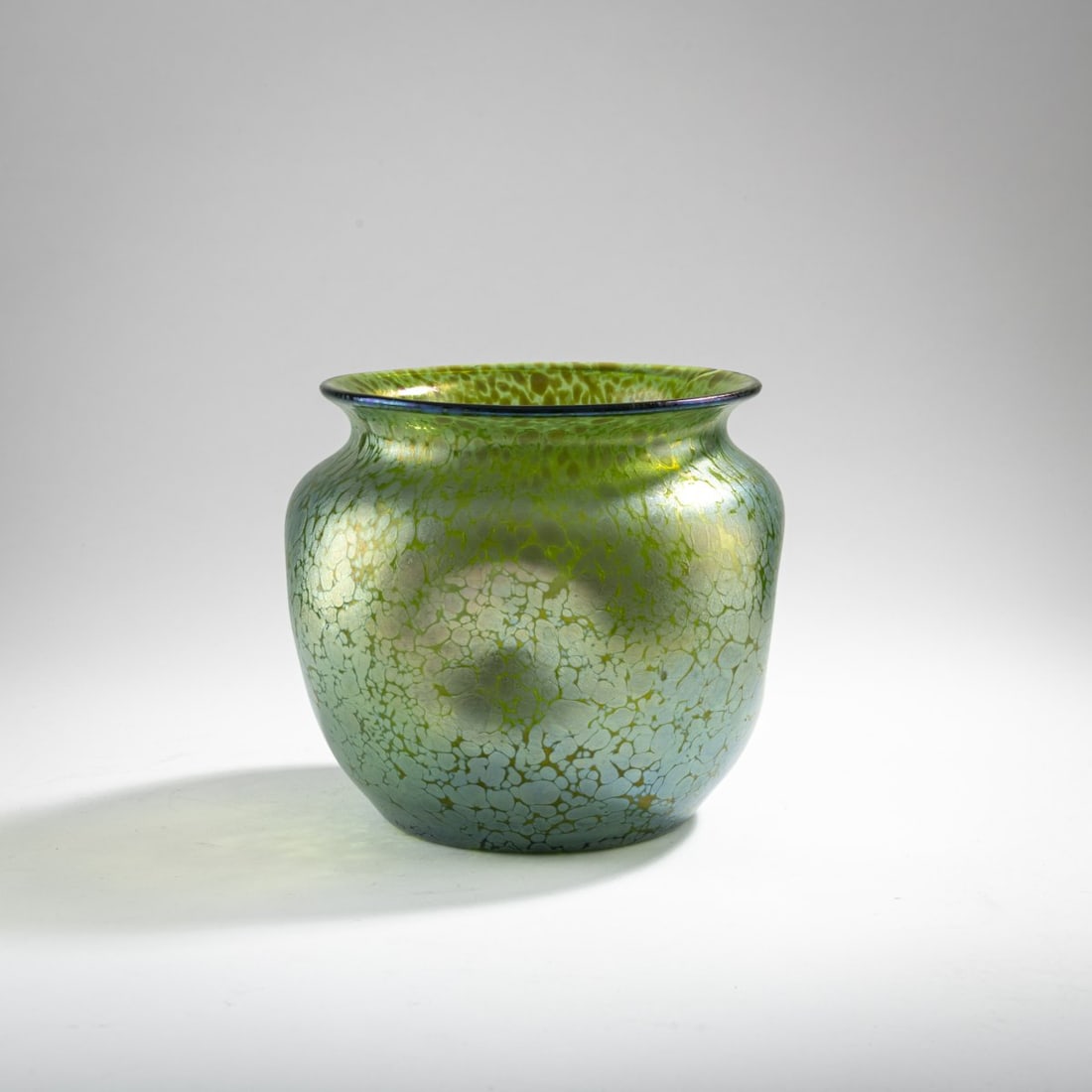 Loetz, Klastersky Mlyn, Vase 'creta Papillon', c. 1900: H. 17.8 cm. Green glass with rolled-in flakes in silver-yellow, 'creta Papillon', green and pearlescent matt luster.