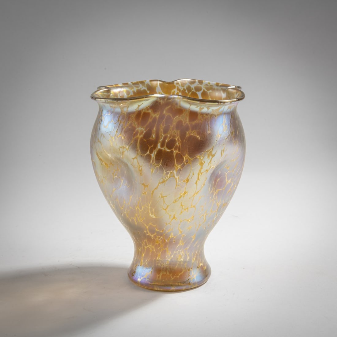 Loetz, Klastersky Mlyn, 'Papillon' vase, c. 1900: H. 16.3 cm. Cased glass, colorless and amber, with rolled-in crushed glass between the layers, matt gold and pearlescent luster.