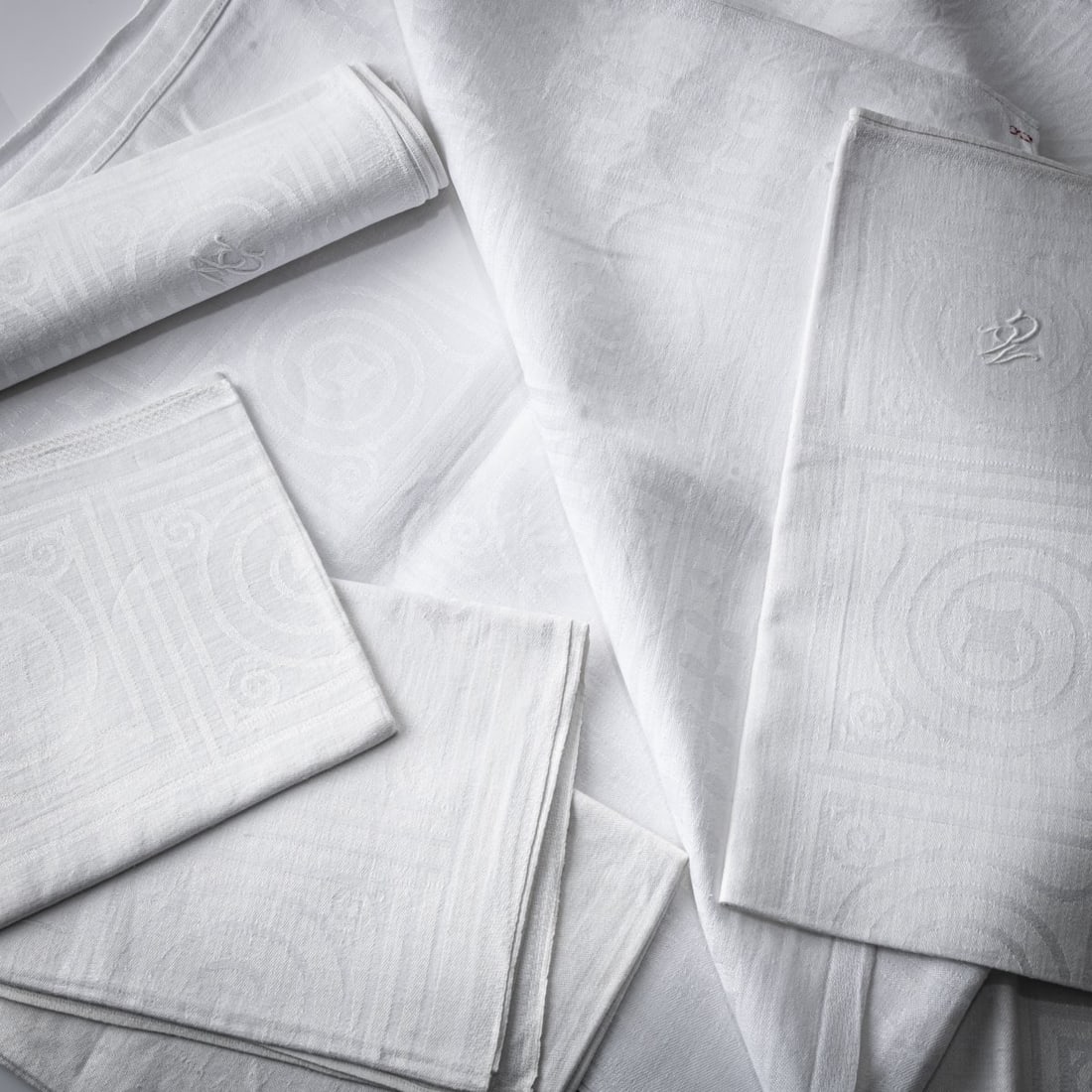 Gertrud Kleinhempel, Tablecloth and six napkins 'square grid', before 1910 (1 of 2)