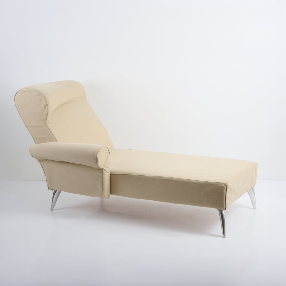 Philippe Starck, Recamiere 'Royalton', 1988: <p>H. 92 x 83.5 x 172 cm. <br />Driade Aleph, Corsico.<br />Cream-white textile cover, cast aluminum. </p>