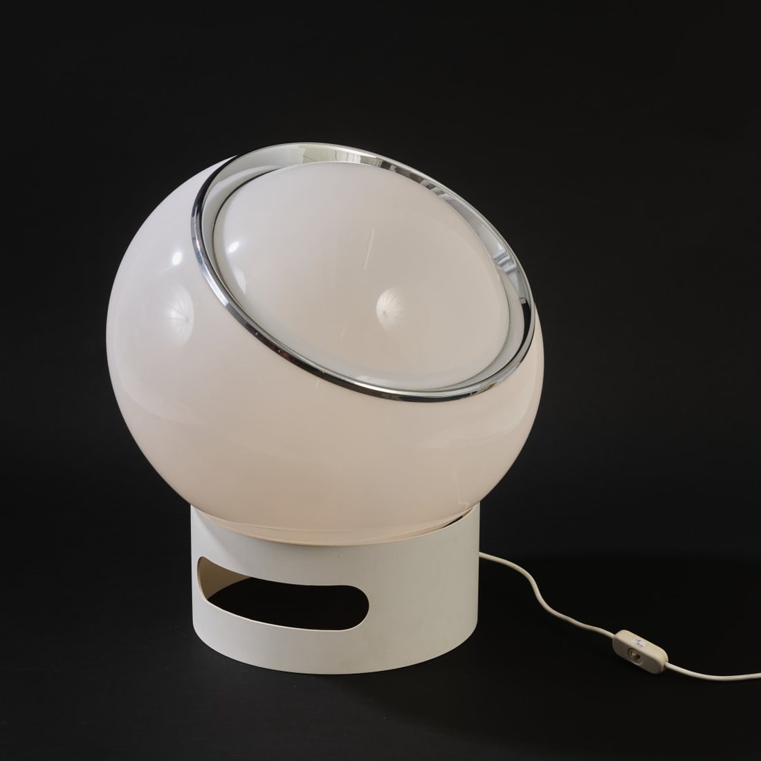 Harvey Guzzini spA., Milan, Table lamp 'Clan' 1960s (design): <p>H. 49.5 cm, &Oslash; 47 cm. <br />White plastic, chrome-plated sheet metal. <br />Marked: manufacturer's sticker.</p>
