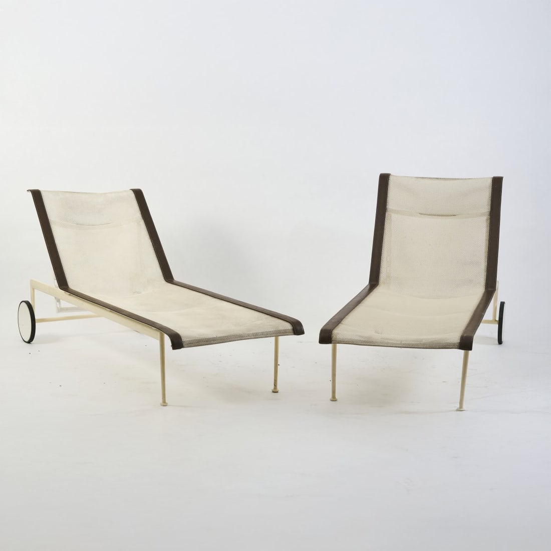 Richard Schultz, Two garden loungers from the 'Leisure Collection', 1966 (design): <p>H. 88.5 x 61.5 x 145.5 cm. <br />Knoll International, New York. <br />Cast aluminum, varnished white, vinyl straps, brown, polyester mesh, white.</p><hr><p>Liter