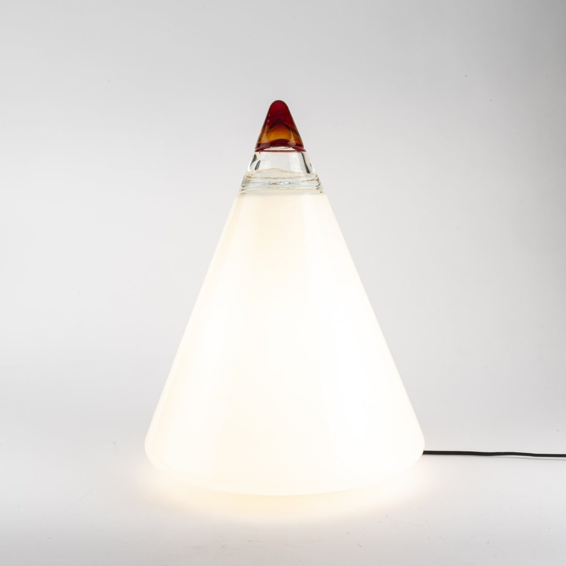 Giusto Toso, Table light 'Rio', 1960s: <p>H. 49 cm. <br />Leucos, Milan. <br />Red, colorless and opal white glass, fused, white lacquered sheet metal. <br />Marked: manufacturer's label.</p>