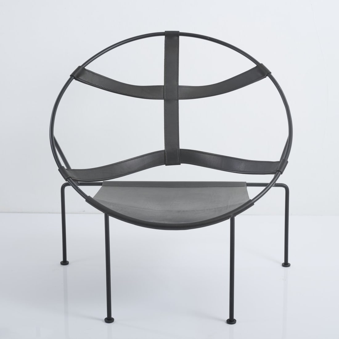 Flavio de Carvalho, Armchair 'FDC 1', 1955 (design): <p>H. 81.5 x 80.5 x 70 cm. <br />Objekto, Peynier.<br />Metal tube, varnished black, black leather.</p>