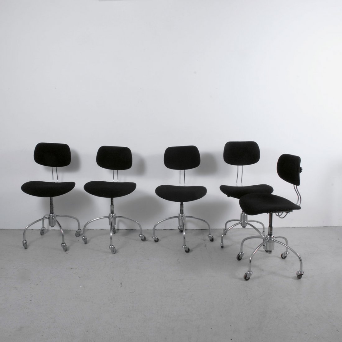 Egon Eiermann. Five 'SE-40 R' desk chairs on wheels, 19: Egon Eiermann. Five 'SE-40 R' desk chairs on wheels, 1953/54. H. 86.5 x 47.5 x 46 cm. Made by Wilde & Spieth, Esslingen. Plywood shells with black upholstery, nickel-plated tubular steel base, black p