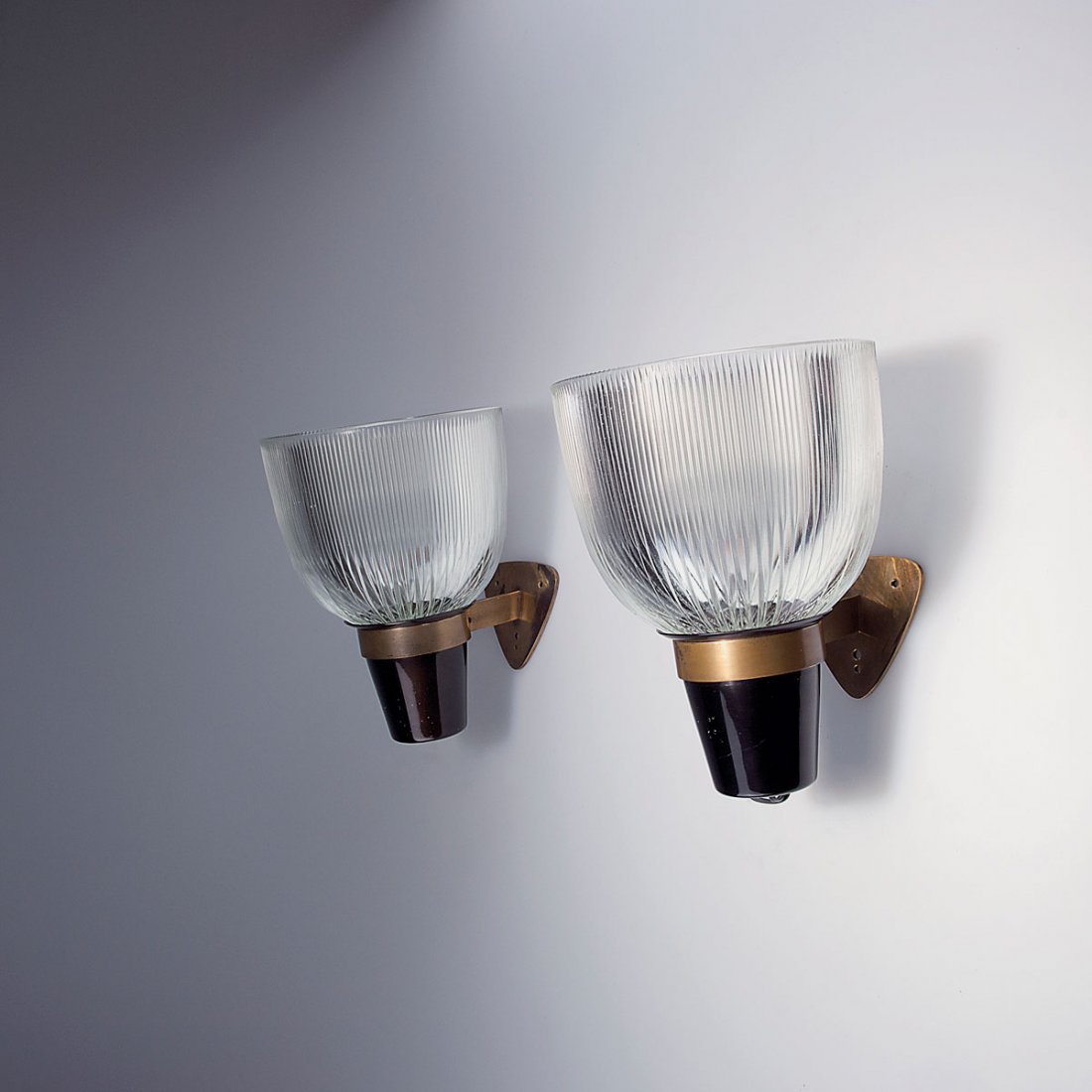 Ignazio Gardella. Pair of 'LP 5' sconces, 1954. H. 22 c: Ignazio Gardella. Pair of 'LP 5' sconces, 1954. H. 22 cm; D. 16.4 cm. Made by Azucena, Milan. Brass, painted black in parts, moulded glass.