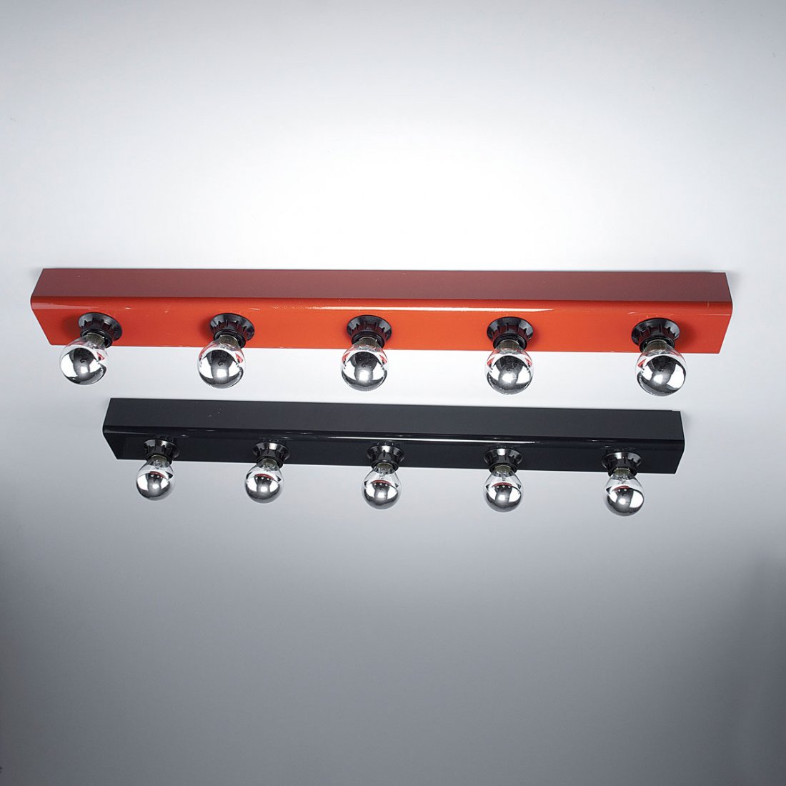 Gino Sarfatti. Pair of '50' sconces/ceiling lights, 196: Gino Sarfatti. Pair of '50' sconces/ceiling lights, 1968. H. 11 x 65 x 7 cm. Made by Arteluce, Milan. Sheet metal, painted dark blue and signal red. Marked: Arteluce.