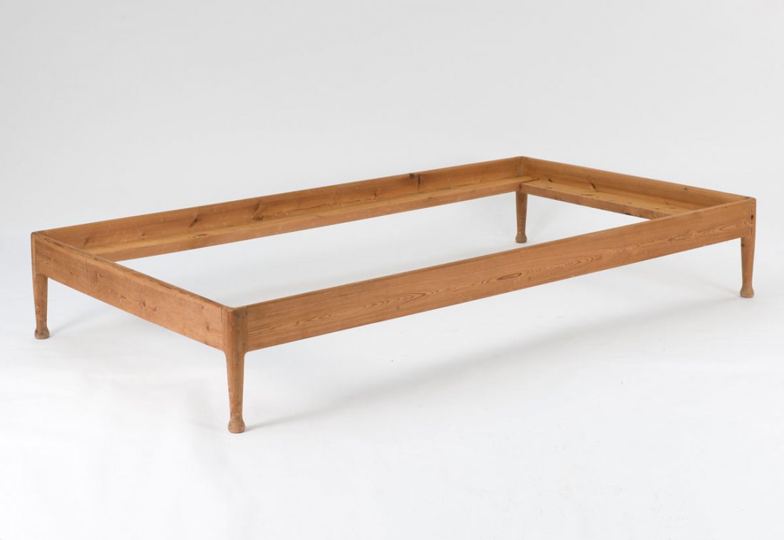 Peder Moos. Bed, 1944/45. H. 34.5 x 209 x 115 cm. Pine : Peder Moos. Bed, 1944/45. H. 34.5 x 209 x 115 cm. Pine wood.