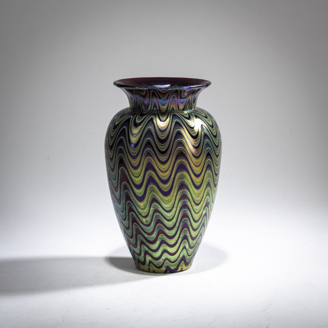 Loetz, Klastersky Mlyn, 'Phänomen' vase, 1898: <p>H. 19 cm. Cased glass, ruby red and colorless, ribbed pattern with wave-shaped Ph&auml;nomen decoration made of silver-yellow threads, Gre 6893, pearlescent matt luster.</p>