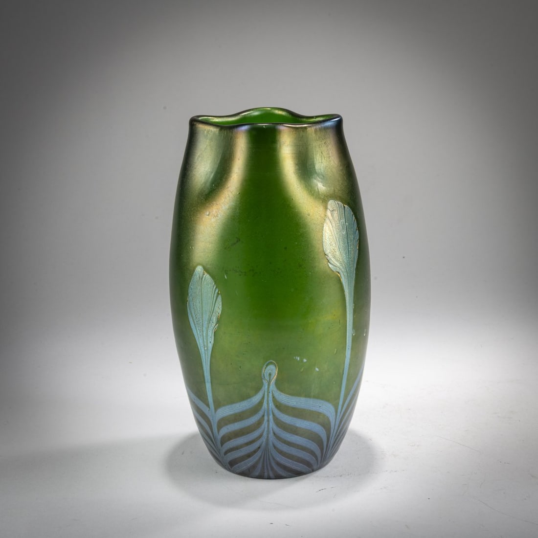 Loetz, Klastersky Mlyn, 'Phänomen' vase, c. 1902: <p>H. 21.5 cm. Cased glass, colorless and green, with silver-yellow, feather-like combed threads. Matte petrol and pearlescent luster.</p>