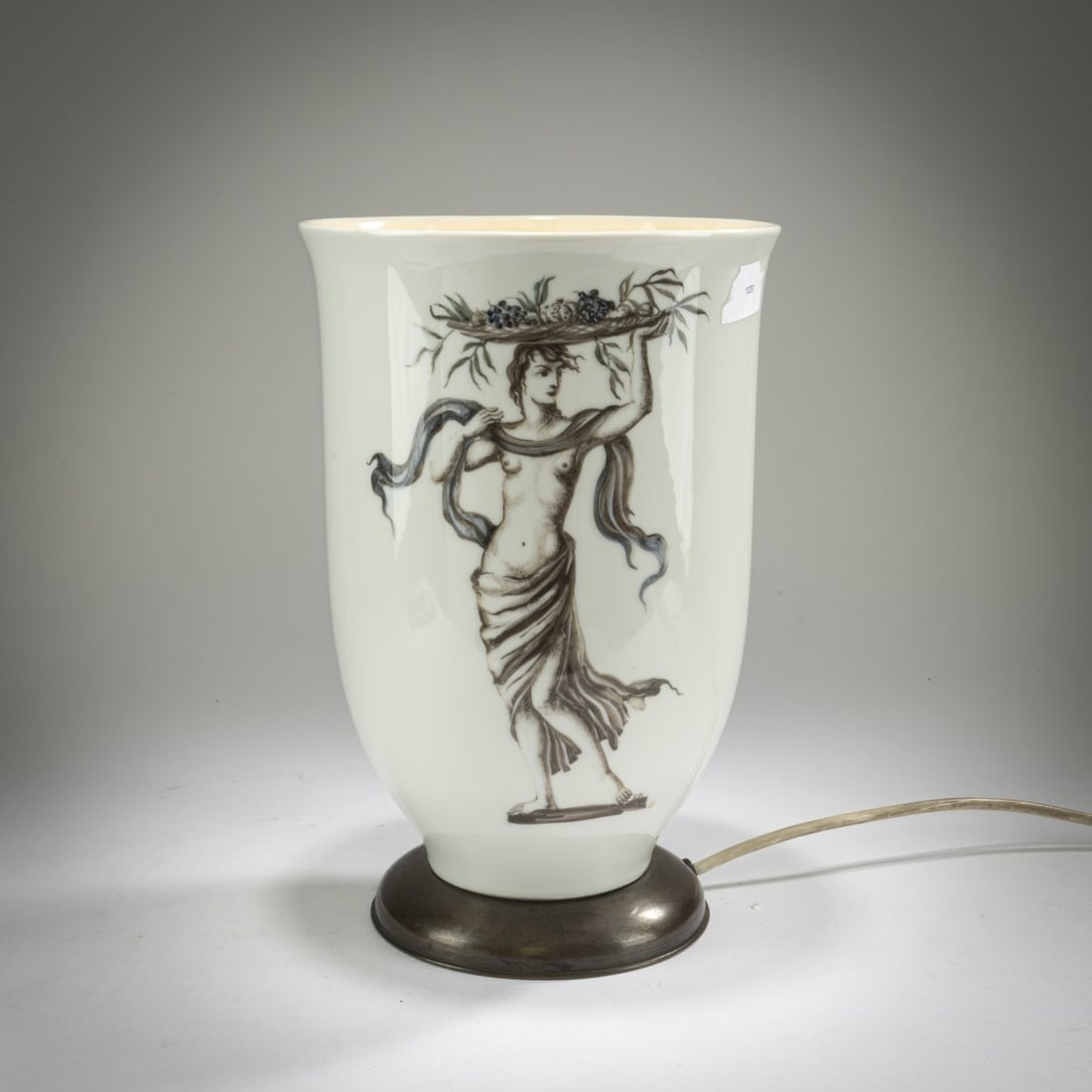 Ena Rottenberg, Table light, 1930: <p>H. 30 cm. Execution: Wiener Porzellanmanufaktur Augarten. Porcelain, white, glazed, underglaze in shades of gray with blue and green. Fruit bearer. Depiction monogrammed: ER. Brass base. <