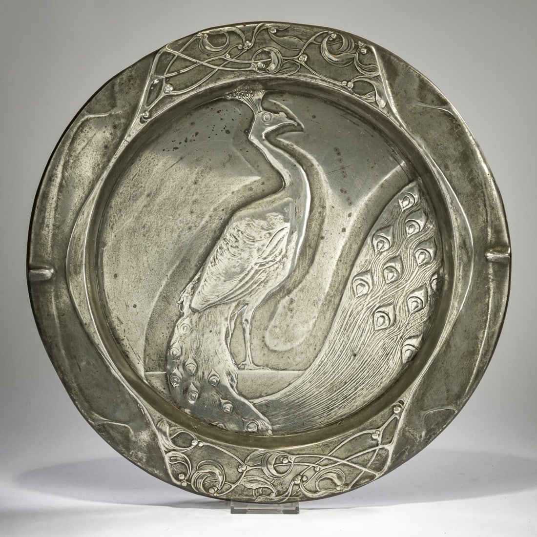 Hugo Leven (ATTR.), Wall plate with Peacock, 1904/06: <p>&Oslash; 43 cm. Execution: Kayser Son, Krefeld. Pewter, relief. Marked: oval signet KAYSERZINN 4643 (embossed). </p><hr><p>Literature:</p><p>Dietrich/Wagner,
